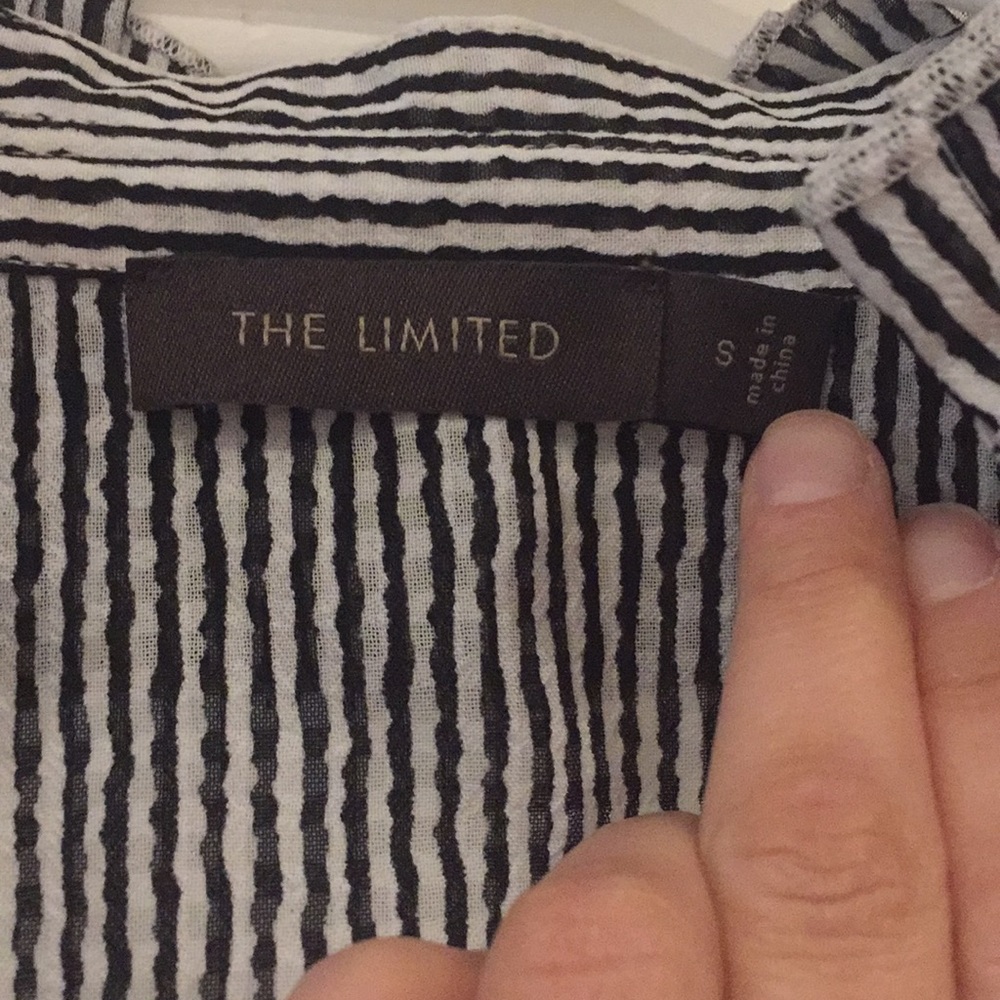 Ruffle collared sleeveless button down! - Picture 3 of 5